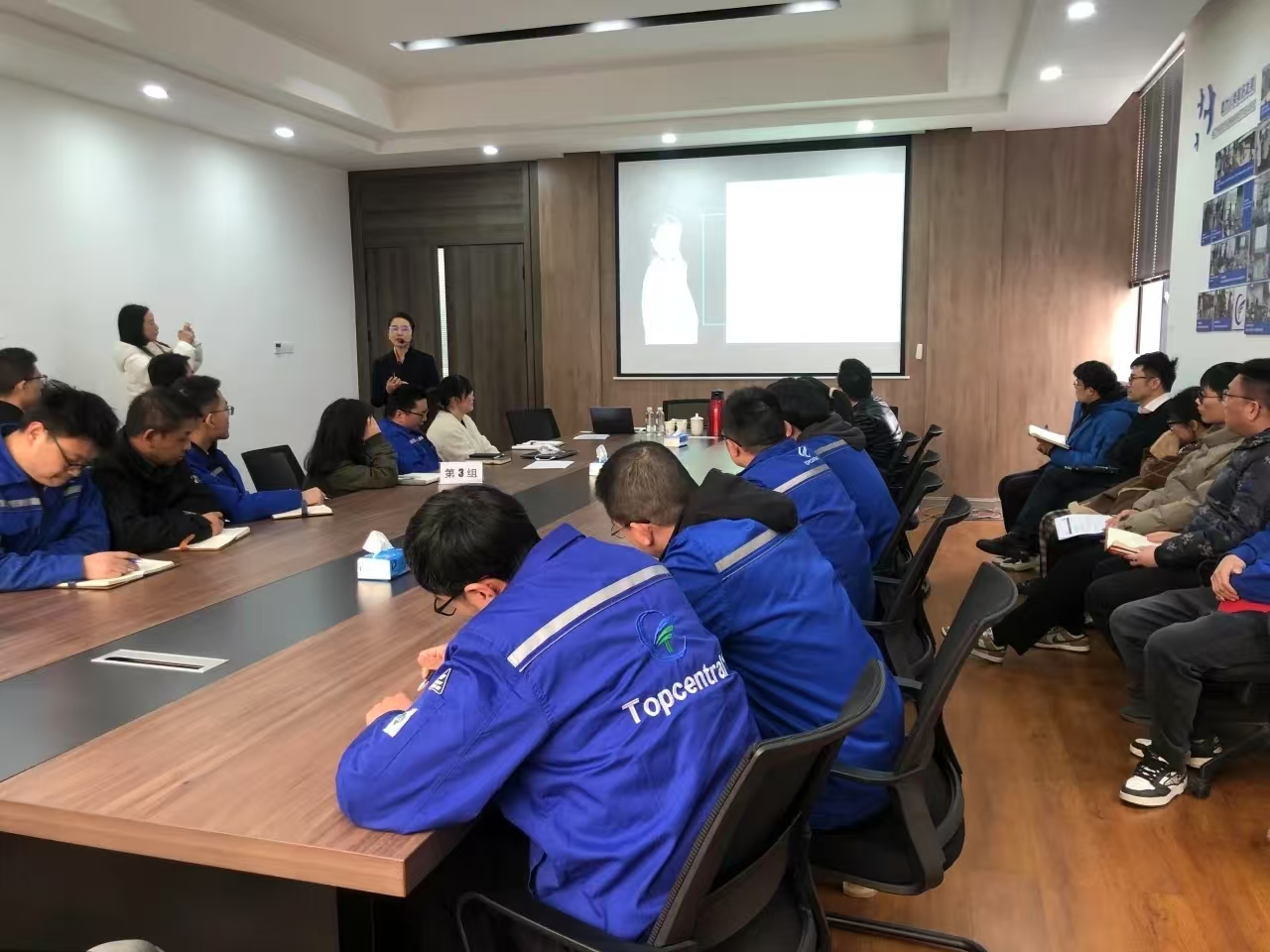 员工成长丨坚锋®开展员工商务礼仪与职业素养专题培训 助力企业形象升级